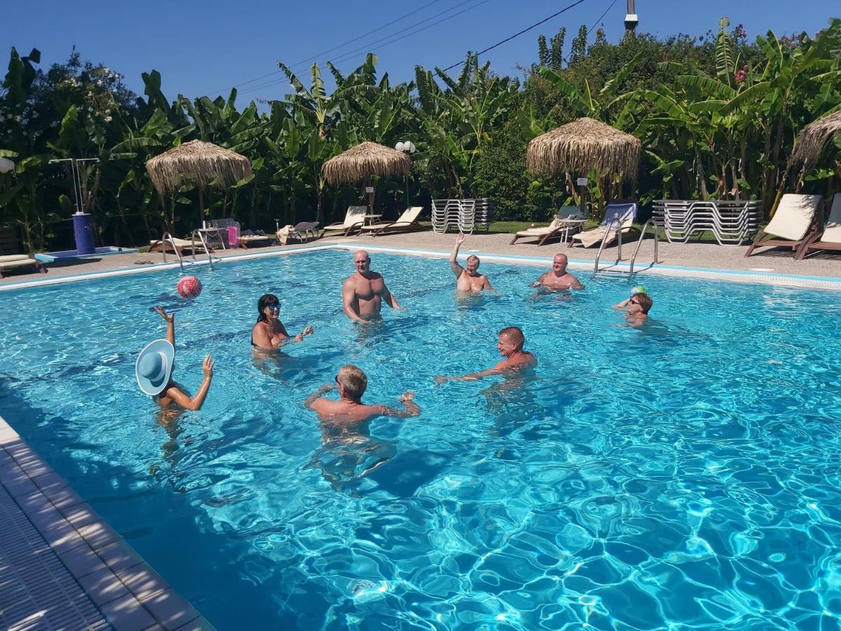le chic estrange naturist club